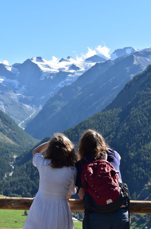 Matteo e Giulia guardano i monti